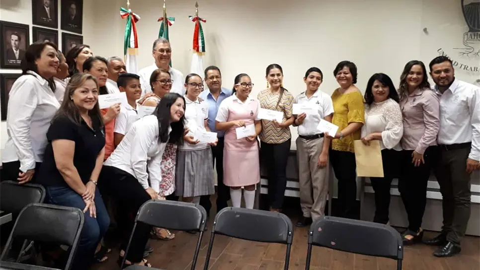 Entregan estímulos económicos a ganadores de la OCI