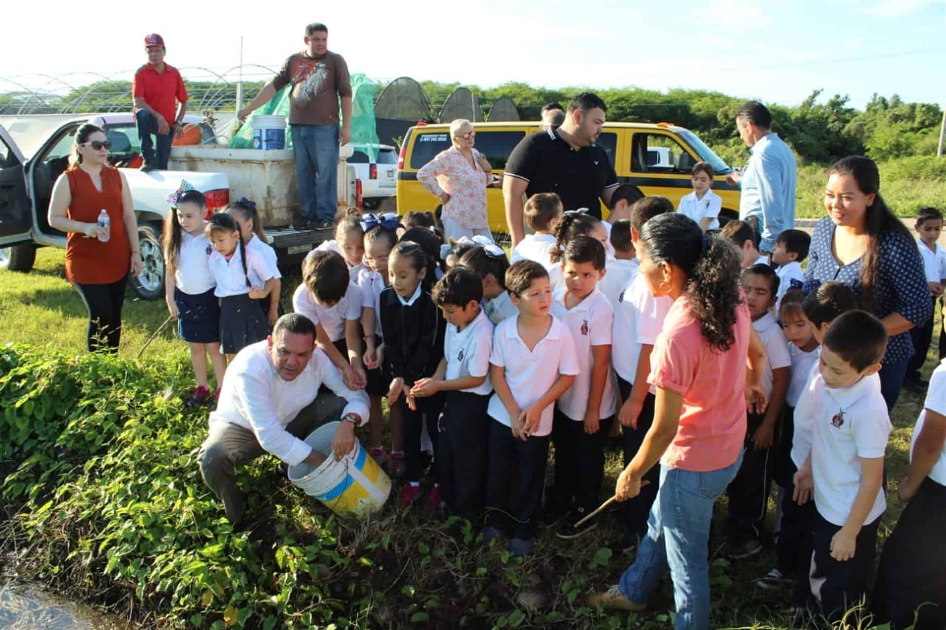 Niños de primaria siembran alevines como actividad didáctica
