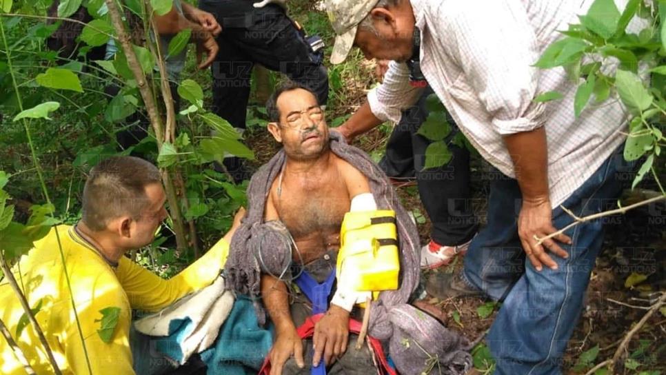 Rescatan a hombre tras caer a un barranco en Chinobampo