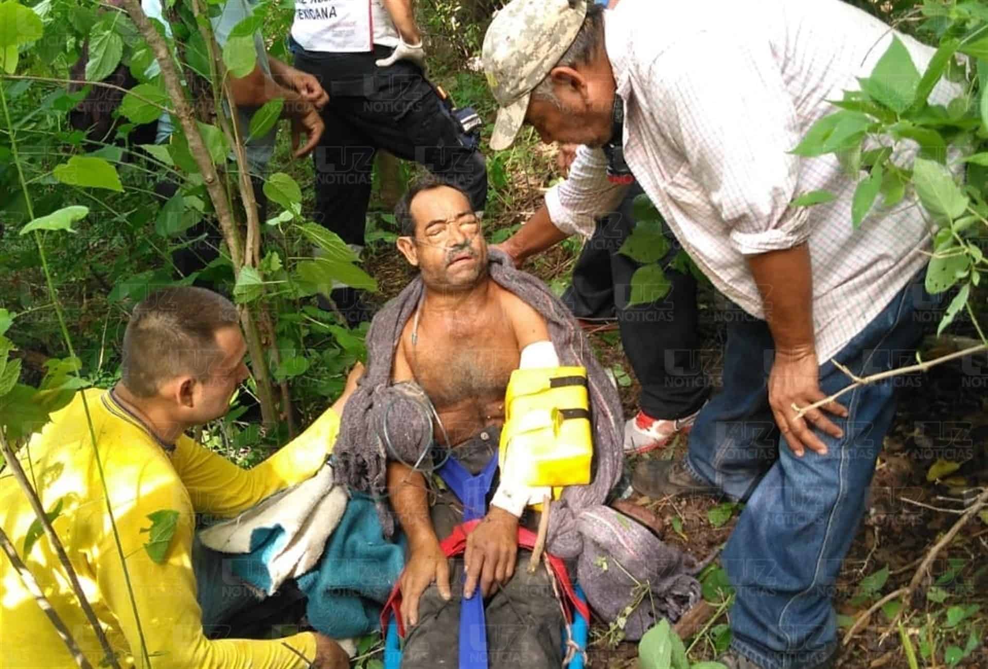 Rescatan a hombre tras caer a un barranco en Chinobampo
