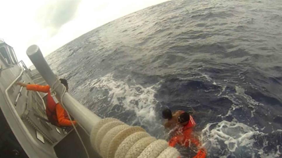 Rescata Semar a pescador que cayó de un barco camaronero