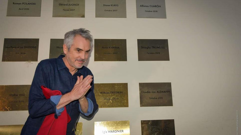 Cuarón devela placa en su honor en museo de hermanos Lumiére en Francia