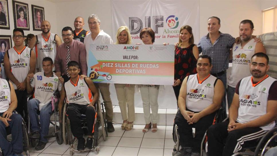 Equipo de basquetbol Jaguares recibe 10 sillas de ruedas