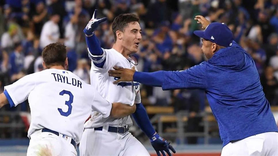 Julio Urías conduce triunfo de Dodgers sobre Cerveceros
