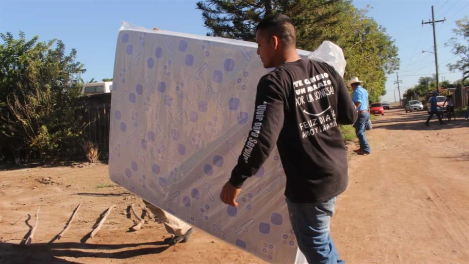 Ayuntamiento de Ahome lleva colchones nuevos para sustituir los usados