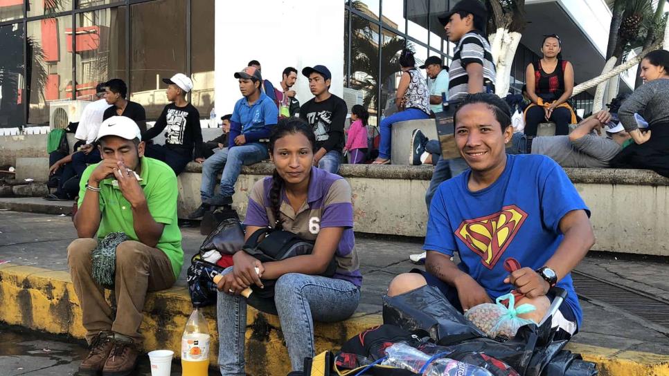 Con trajes de payaso y un perro, tres hondureños buscan sueño americano