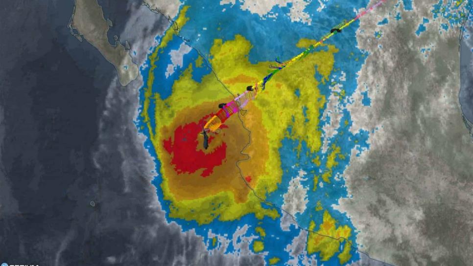 Avión cazahuracanes sobrevuela el ojo del huracán Willa