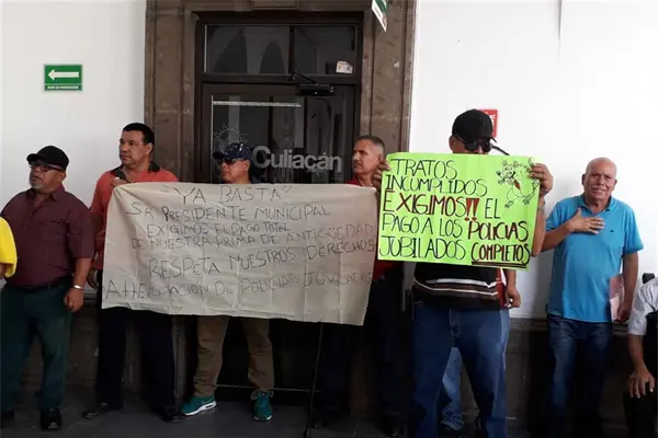 Policías jubilados bloquean segundo piso de Palacio Municipal