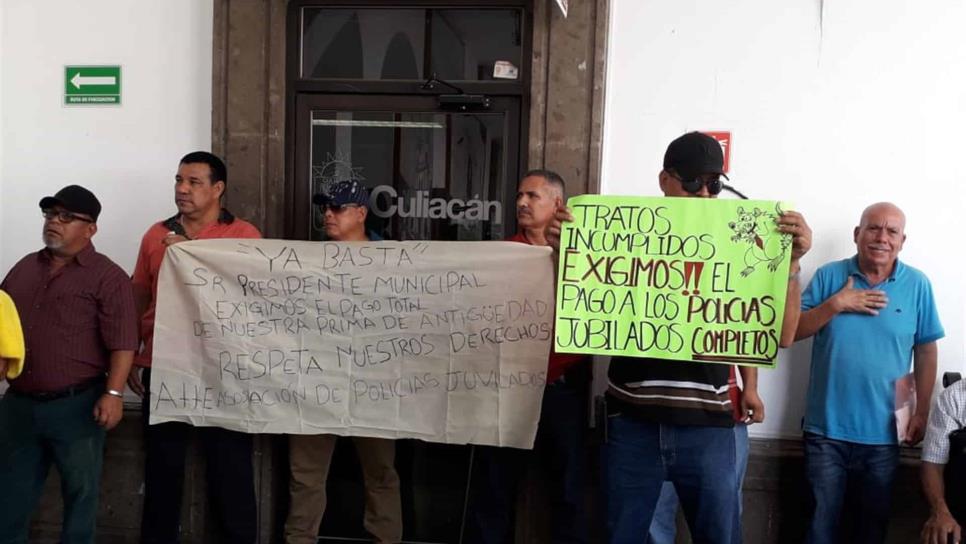 Policías jubilados bloquean segundo piso de Palacio Municipal