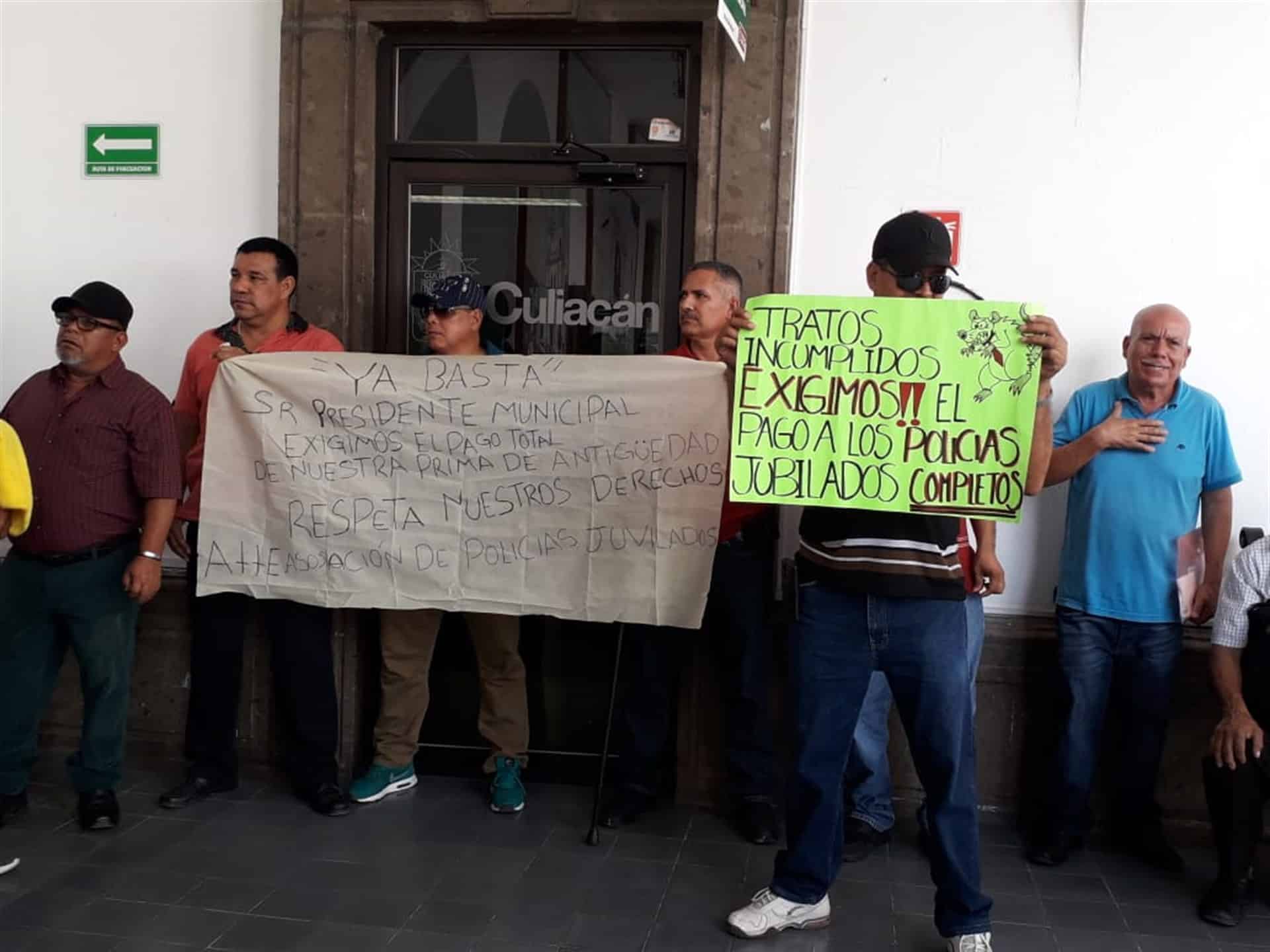 Policías jubilados bloquean segundo piso de Palacio Municipal