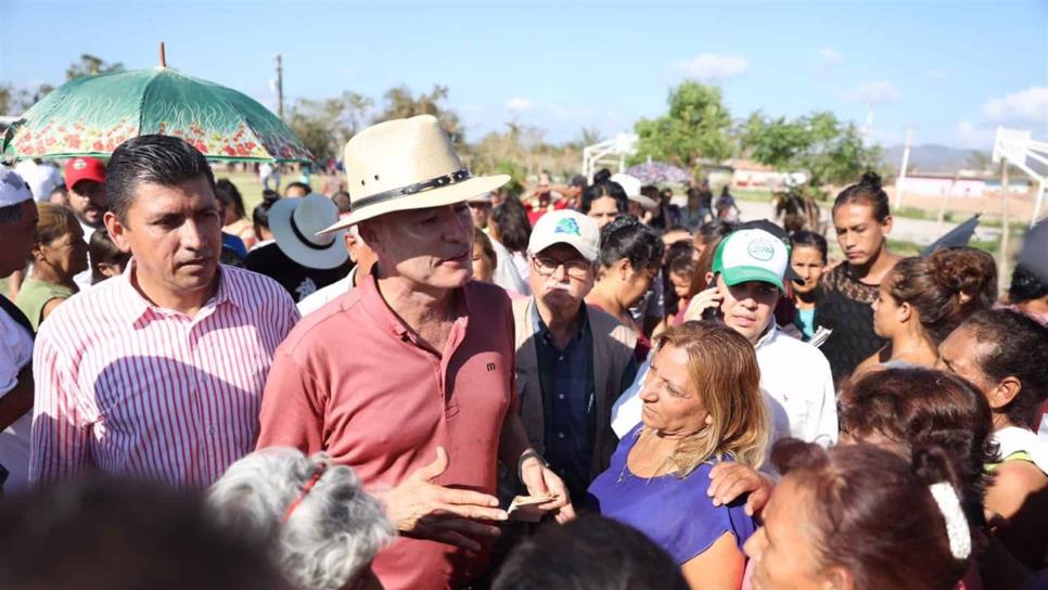 Lleva Quirino apoyo a La Loma, el último pueblo de Sinaloa
