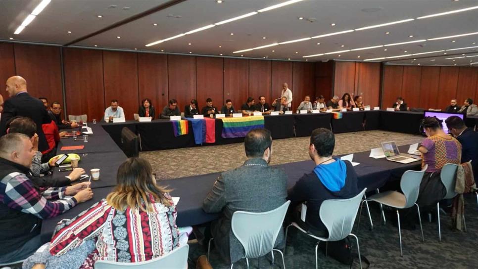 Se reúnen activistas LGBTTTI con senadores y diputados