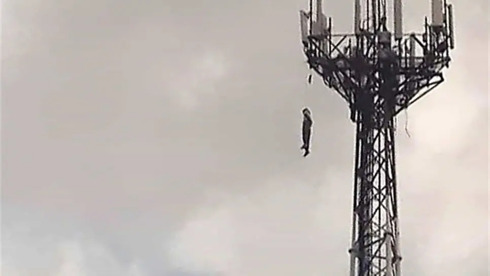 El muñeco estaba colgado de una antena de telefonía.