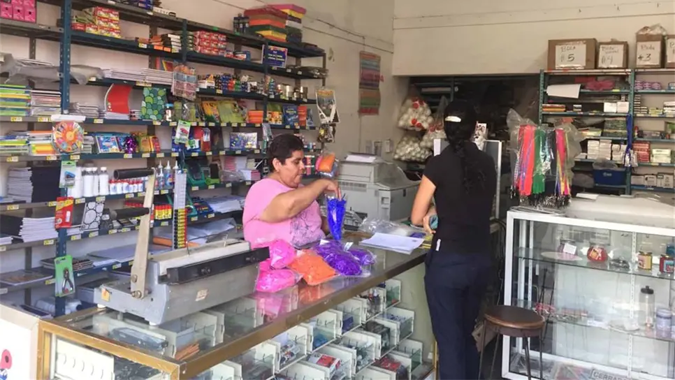 Proveedores acusan retraso en pago del programa de uniformes y útiles