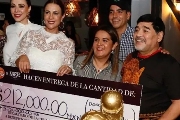 Maradona encabeza cena en favor de damnificados en Sinaloa Maradona encabeza cena en favor de damnificados en Sinaloa
