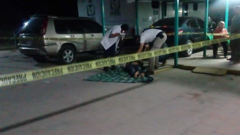 Tiran cadáver afuera de hospital en Villa Juárez