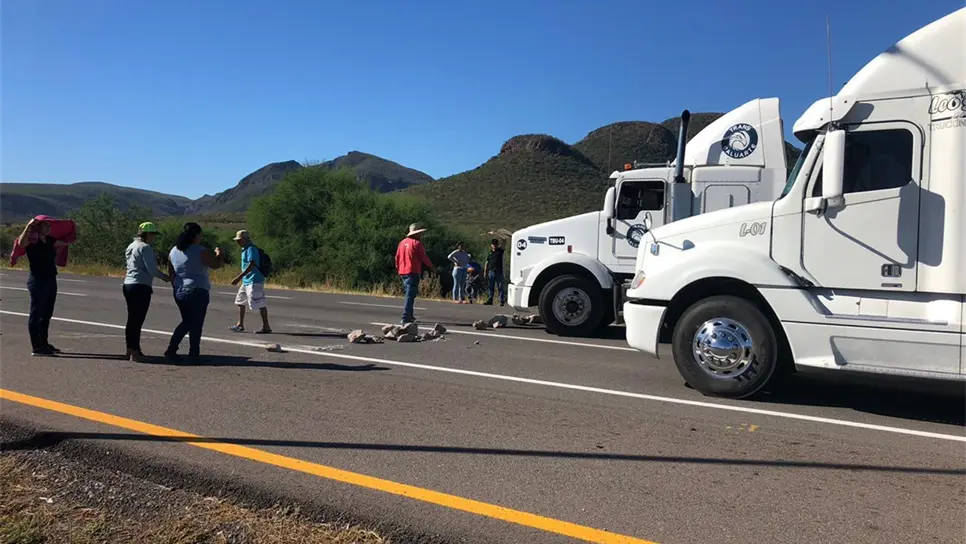 Habitantes del Poblado 7 bloquean la México 15