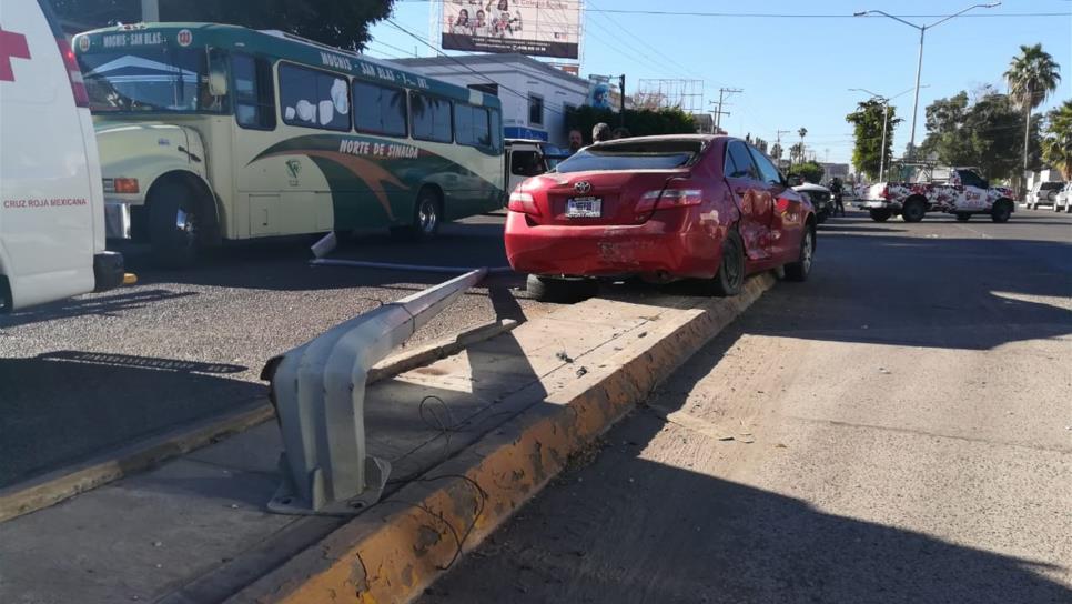Joven conductora resulta lesionada tras choque en Los Mochis