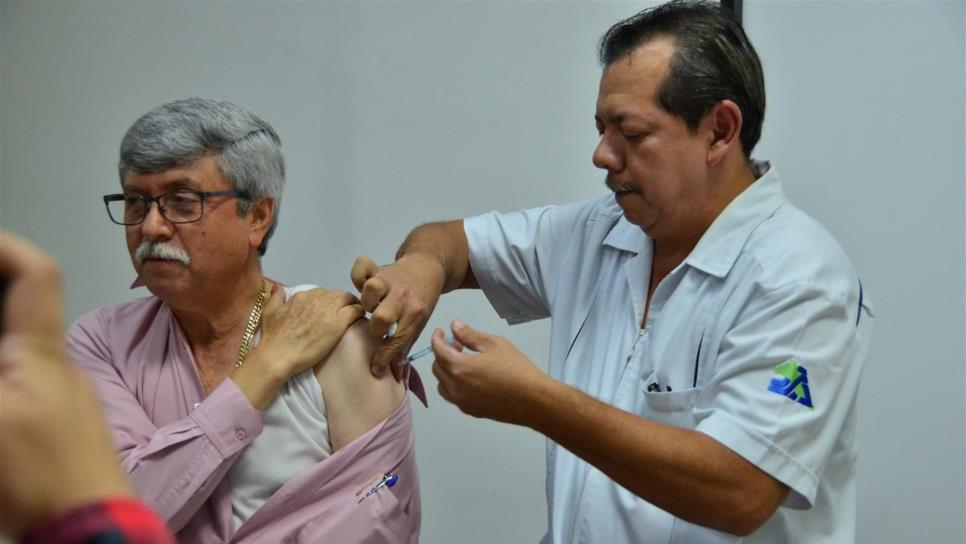 Aplican vacuna contra la influenza a trabajadores de Gobierno