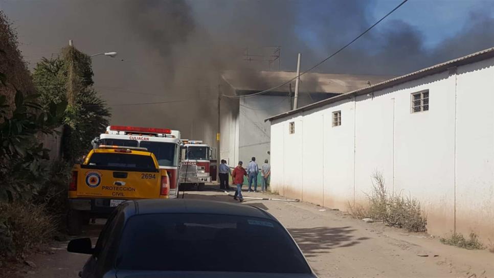 Se registra fuerte incendio en el Parque Canacintra en Culiacán