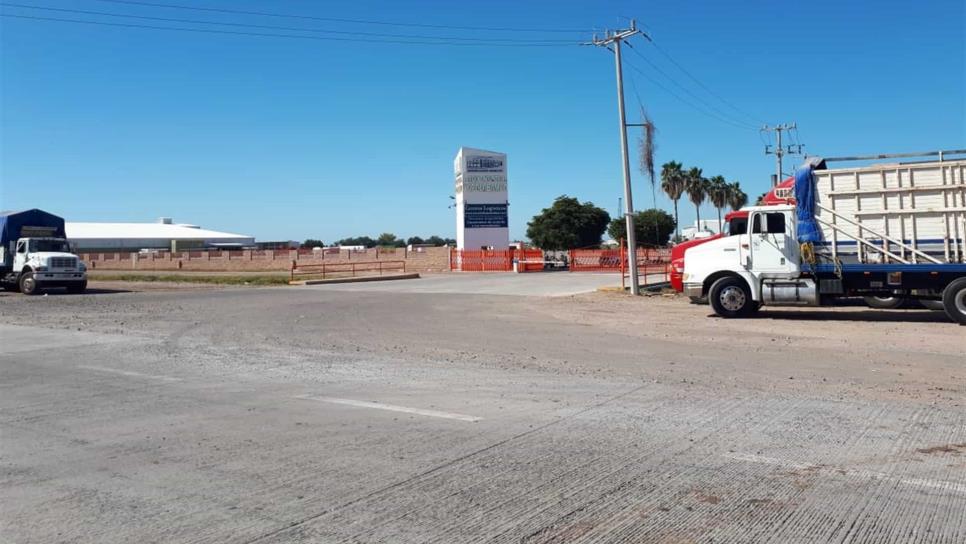 Transportistas de carga se manifiestan con plantón en la Mochis-Topo