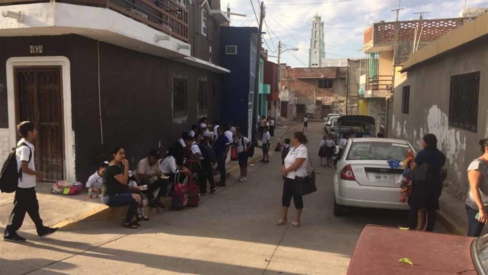 Reciben clases en la calle en protesta por despido de director