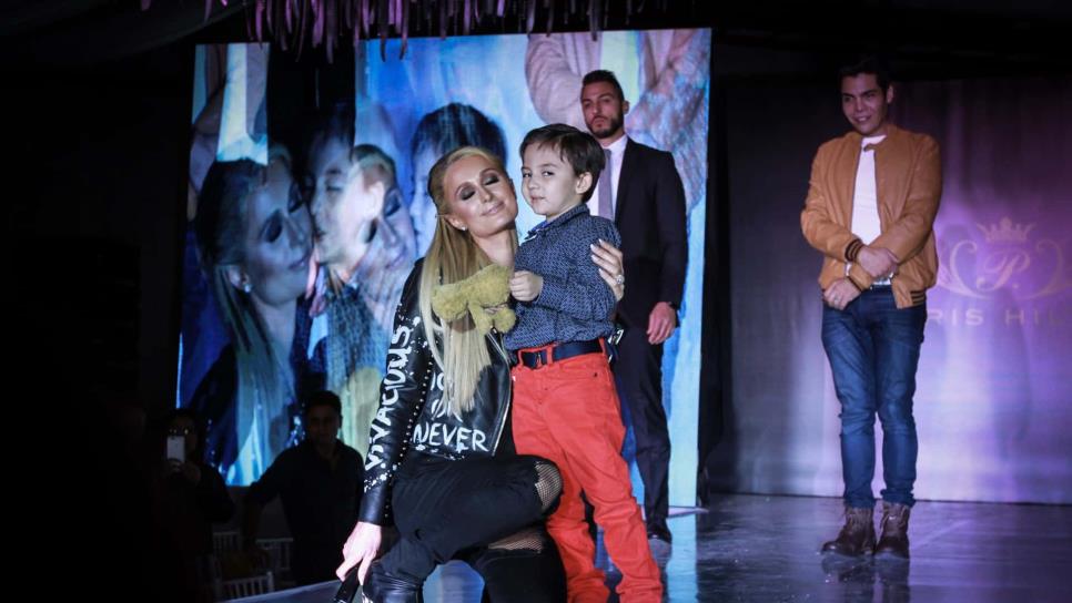 Paris Hilton exhibe en pasarela nueva colección de ropa y zapatos
