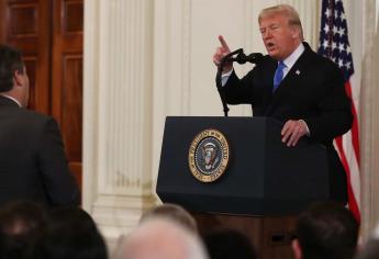 Juez ordena a Trump restablecer credenciales a Jim Acosta de CNN