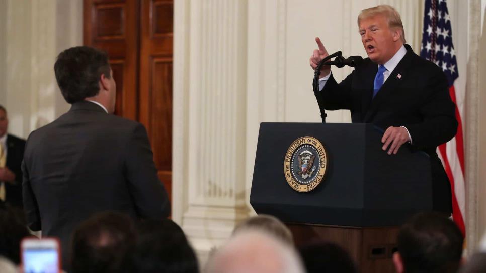 Juez ordena a Trump restablecer credenciales a Jim Acosta de CNN