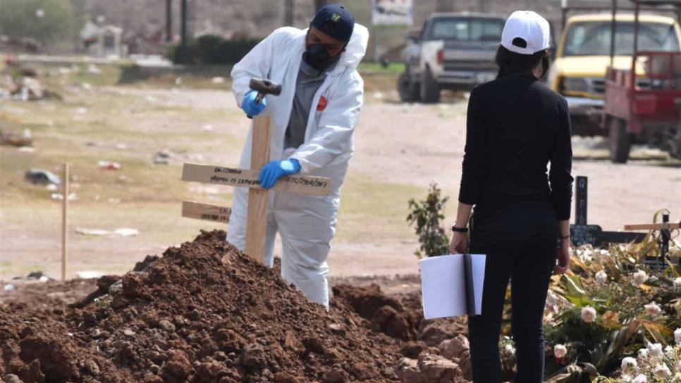 Entierran en fosa común a dos cuerpos encontrados en fosas clandestinas