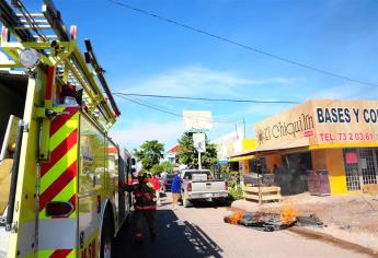 Joven prende fuego a colchones frente tienda