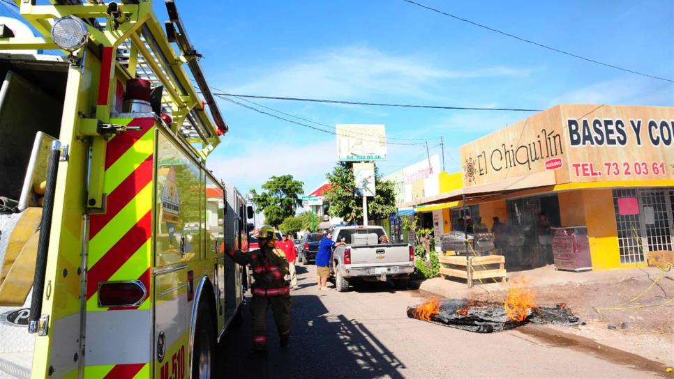 Joven prende fuego a colchones frente tienda