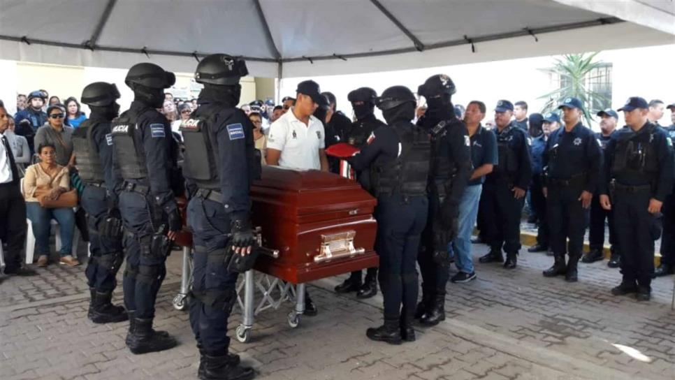 Despiden con salvas de honor a policía asesinado en Mazatlán