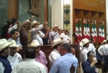 Cuota liga genera zafarrancho en el Congreso local