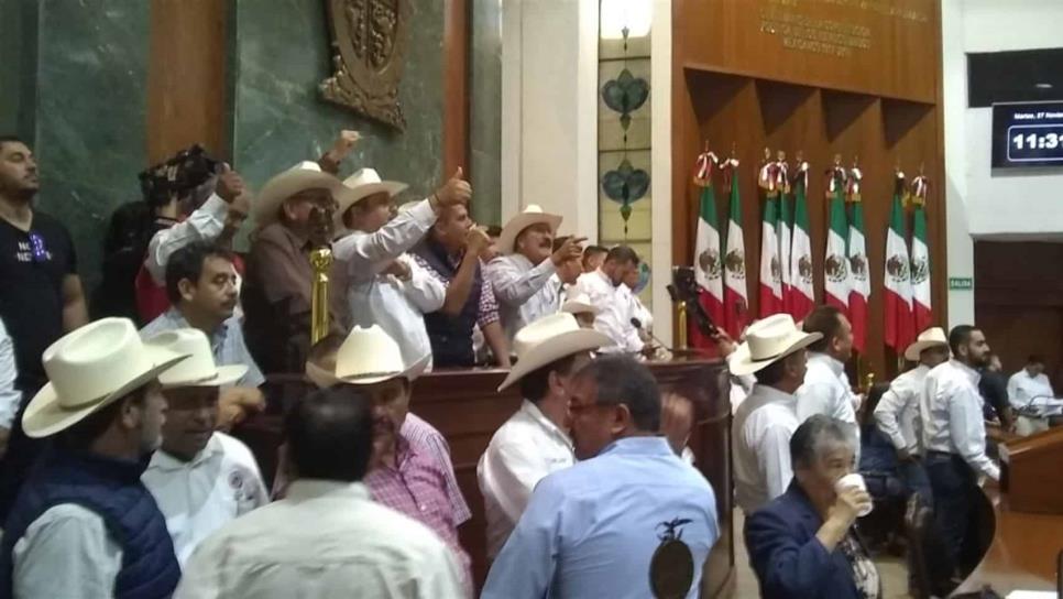 Cuota liga genera zafarrancho en el Congreso local