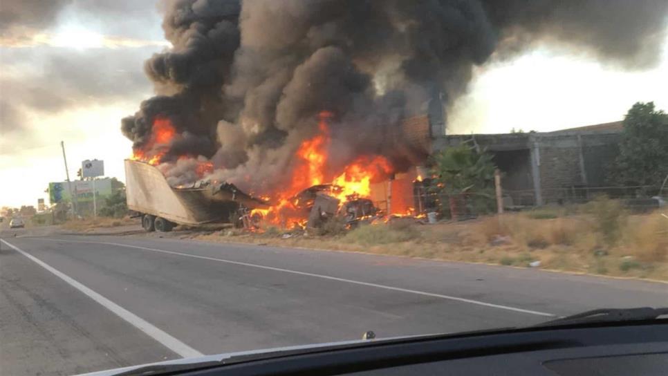 Choca y explota camión cargado con salchichas en la México 15