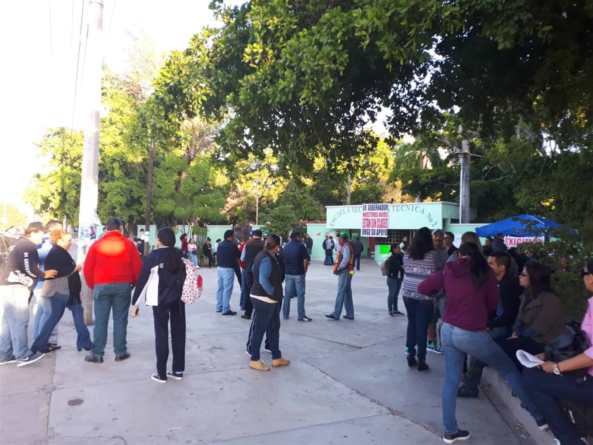 Padres de familia toman la ETI#2 por falta de maestros