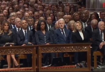 Trump, Obama, Clinton y Carter en la misma banca para honrar a Bush