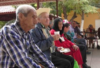 Realizan posada a ancianos del Asilo Santa Rosa