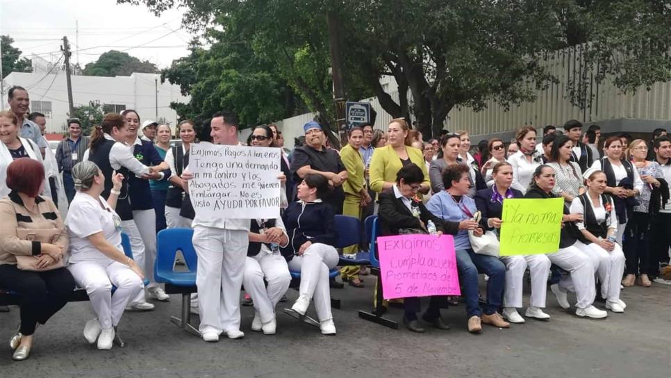 Bloquean calle trabajadores del Hospital General de Culiacán
