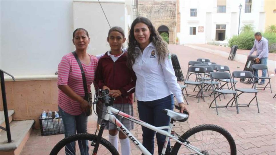 Entregan bicicletas a estudiantes de bajos recursos
