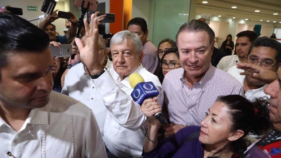 Visita express de López Obrador a Sinaloa, se reúne con Quirino