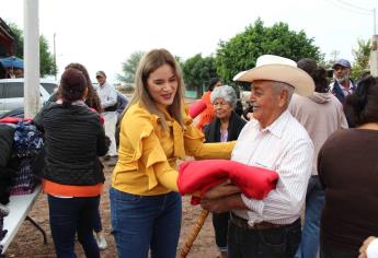 DIF Ahome entrega cobijas a familias vulnerables