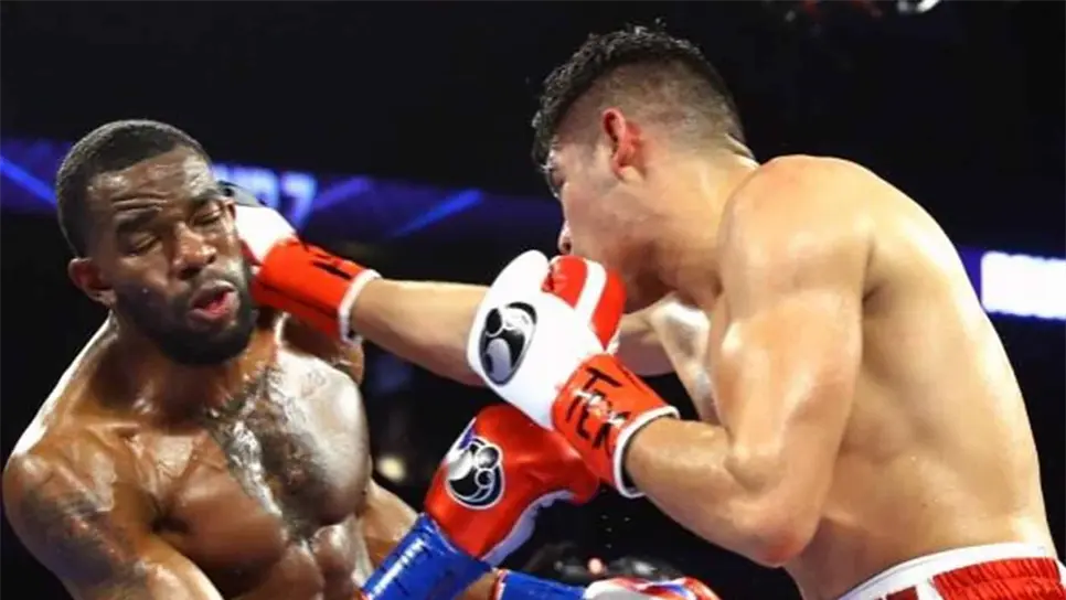 Zurdo Ramírez retiene título en otro difícil combate a Hart