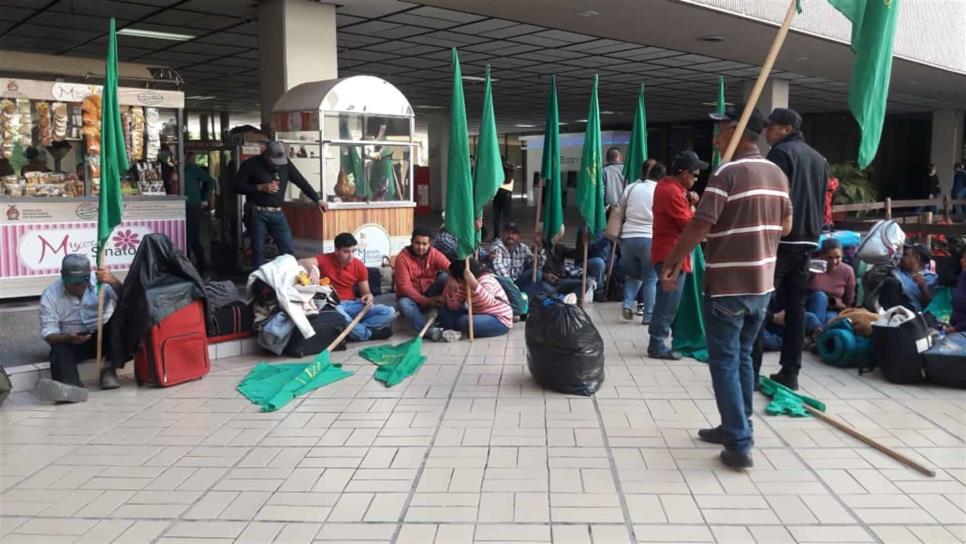 Se manifiestan integrantes de la UNTA en Palacio de Gobierno