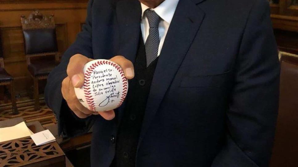 Recibe López Obrador pelota autografiada de Julio Urías
