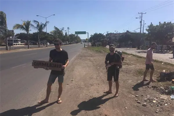 Turistas canadienses piden raite para llegar a Guadalajara Turistas canadienses piden raite para llegar a Guadalajara