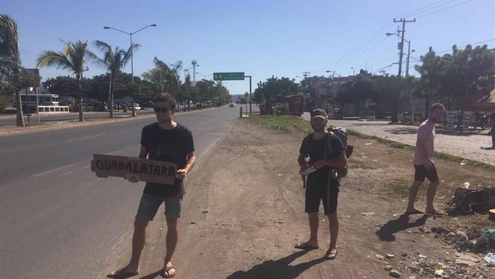Turistas canadienses piden raite para llegar a Guadalajara