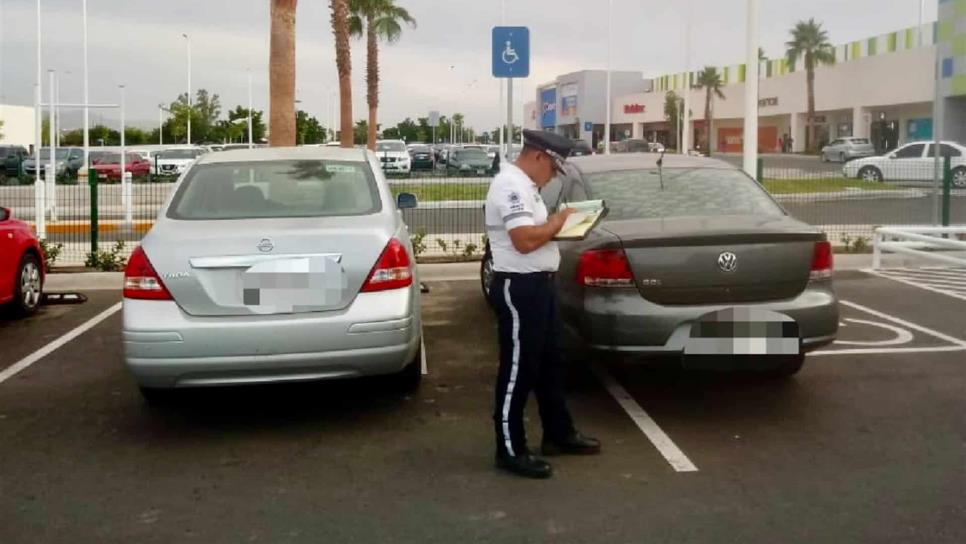 Infraccionan a 23 vehículos por estacionarse en áreas para personas con discapacidad