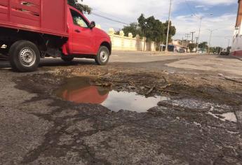 Se hunde pavimento en Mazatlán por fuga de agua potable